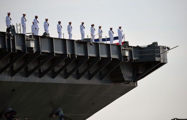 2017年7月22日，在美国弗吉尼亚州诺福克海军基地，“福特”号航母的士兵参加服役仪式。新华社记者 殷博古 摄