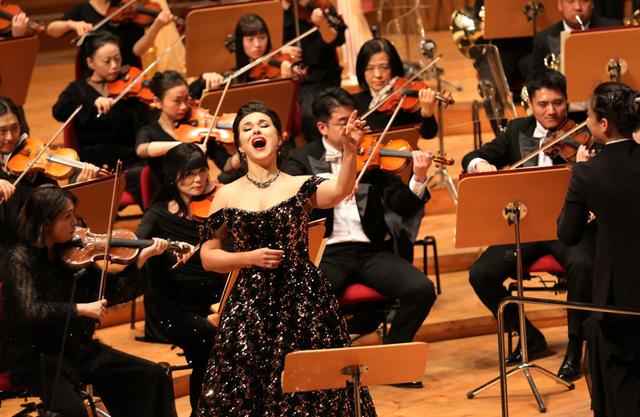 4月19日晚，奥尔加·佩列加特科再度与上海交响乐团合作 蔡磊磊 摄