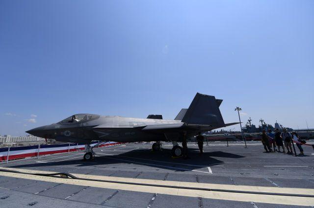 2017年7月22日，在美国弗吉尼亚州诺福克海军基地，“福特”号航母上的F-35战斗机。新华社记者 殷博古 摄
