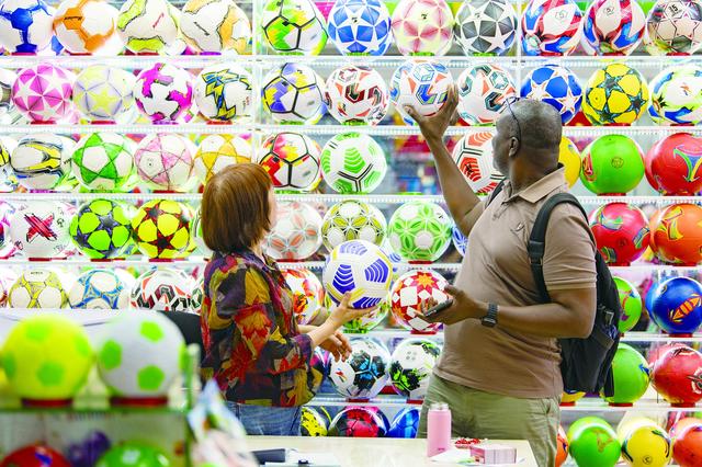 图片说明： 4月15日，义乌国际商贸城里，外商在选购球类等体育用品。 （视觉中国）