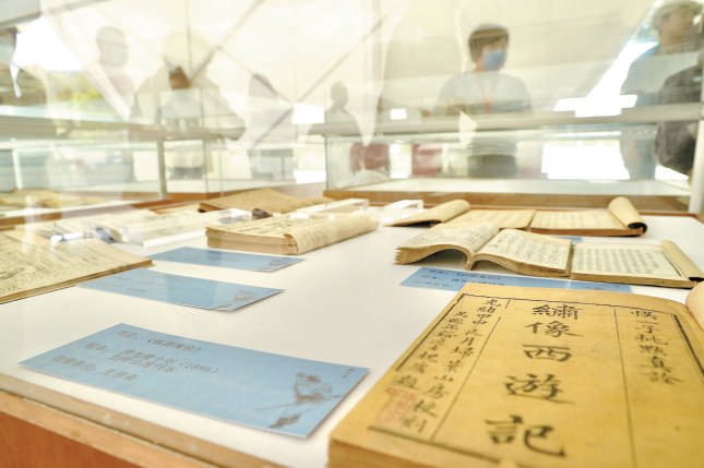 全国古旧书展销年会现场设置了中国古典四大名著系列版本展。本报记者 程功摄