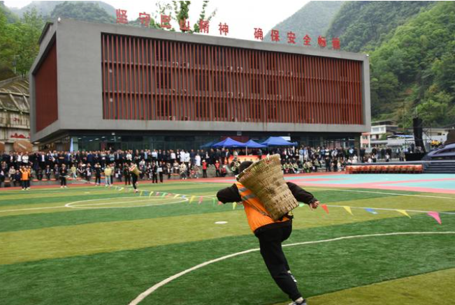 4月18日，参赛选手在运动会上参加背背篓比赛。新华社记者 林胜概 摄