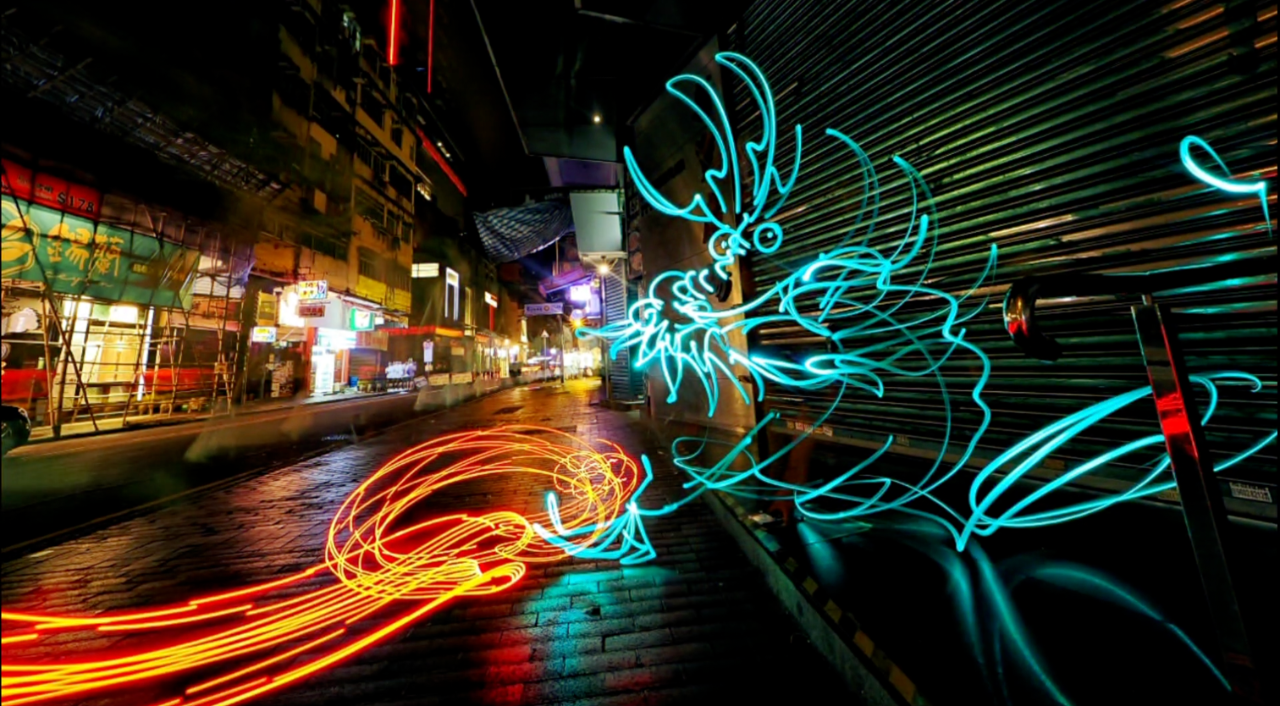 王思博在香港庙街创作的光绘艺术作品。