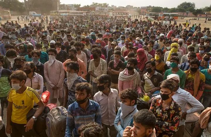 2020年5月18日，在印度新德里郊区的加济阿巴德，准备返乡的农民工排队等待登车。新华社发（贾韦德·达尔摄）