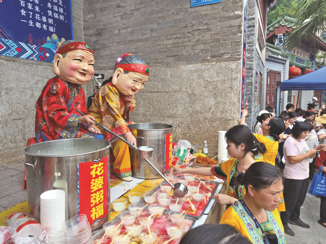     “花婆”在给众人施粥，延续乐善好施的美好传承    本报记者  刘增璇摄