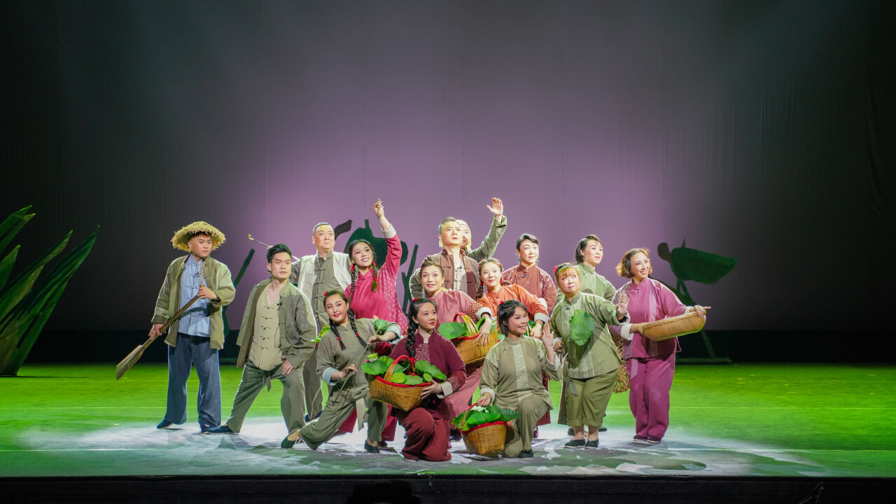4月18日晚，京剧《小兵张嘎》在石家庄大剧院首演，图为演出现场。  河北日报通讯员 杜船摄