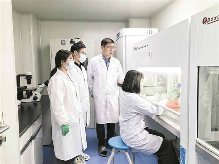 4月12日，在石河子大学医学院的实验室里，马克涛（右二）指导学生进行实验。 郭艳丽 摄