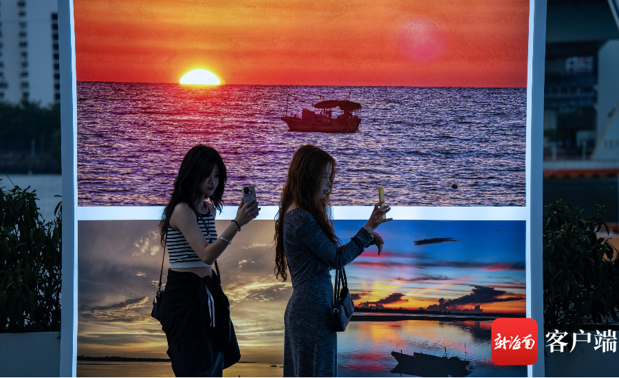2024年海南环岛旅游公路和美乡村图片展在夜色中更显绚丽多彩。记者 刘孙谋 摄