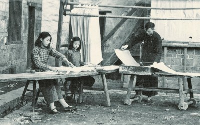 湖南隆回滩头染纸生产旧影，图中为“拖胶”流程。图片选自《中国传统手工纸生产旧影》