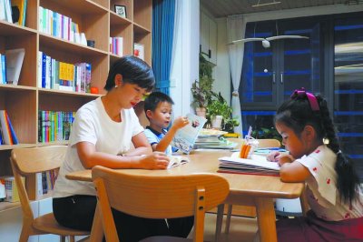     陈垚和孩子们共度亲子阅读时光。