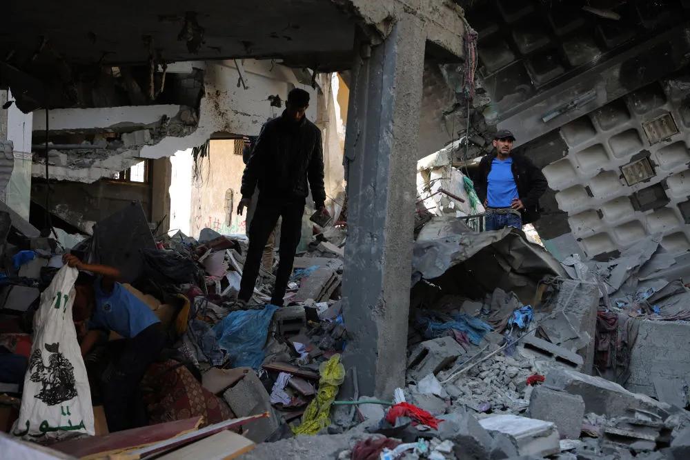 4月17日，人们在拉法查看遭以军空袭的住宅。