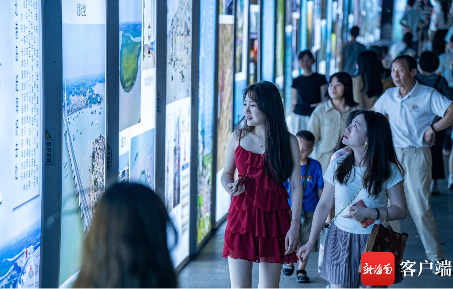 2024年海南环岛旅游公路和美乡村图片展在夜色中更显绚丽多彩。记者 刘孙谋 摄