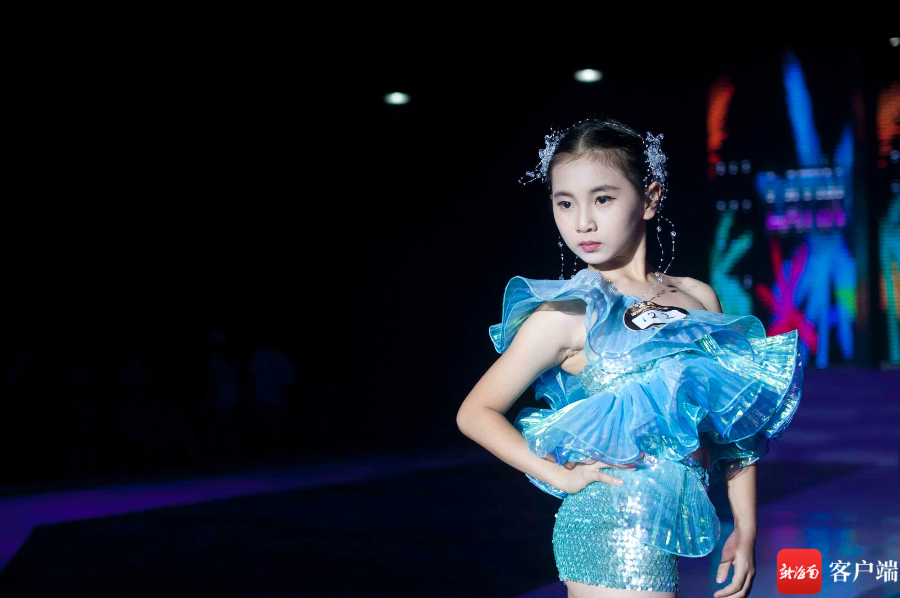 在"夏日多巴胺"主题中,小模特们身着色彩鲜艳的时装,在舞台上落落大方