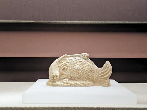 3月20日，冀州博物馆内的卧式人面鱼形陶俑。 本组图片均由河北日报记者 史晓多摄