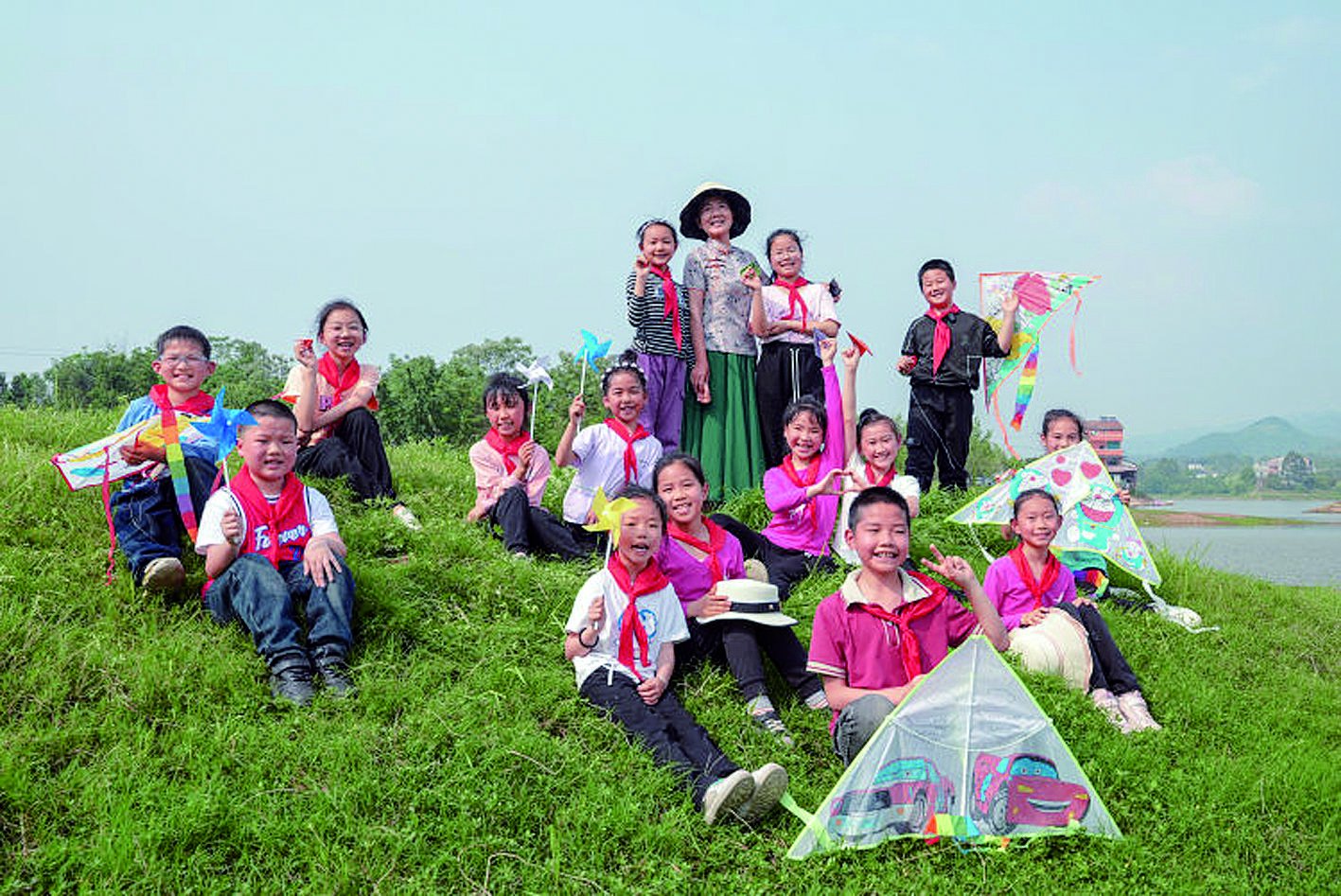 丁星带领学生们放风筝