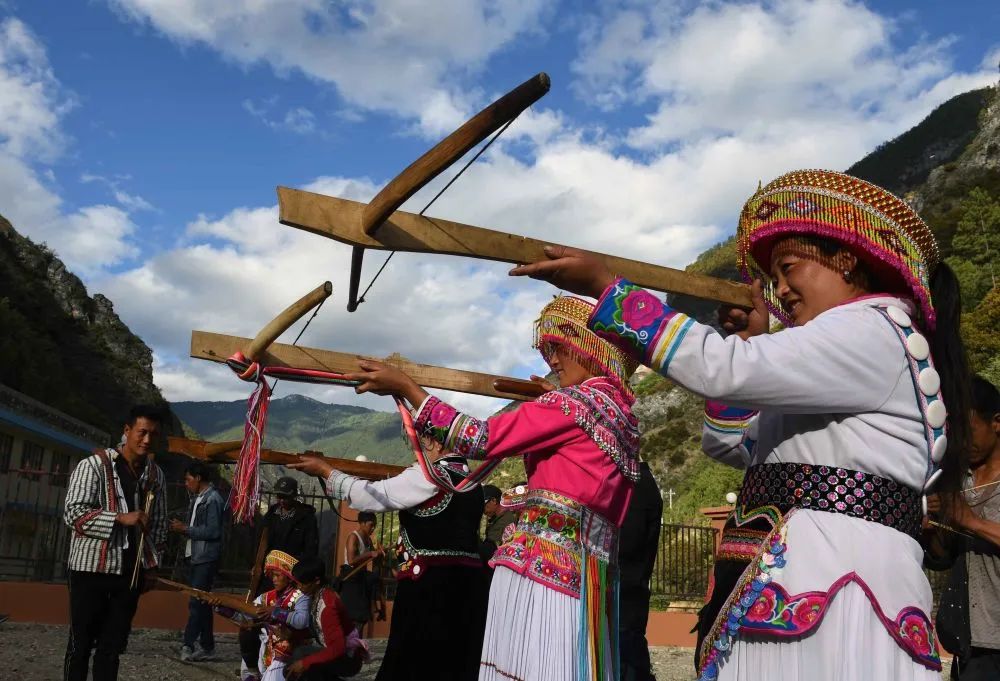 云南省迪庆藏族自治州德钦县霞若乡施坝村的傈僳族妇女在射弩比赛中