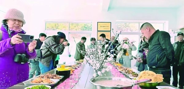 杏花节期间，游客们参观、品尝龚庄村特色美食。 （图片由通讯员凤明霄提供）
