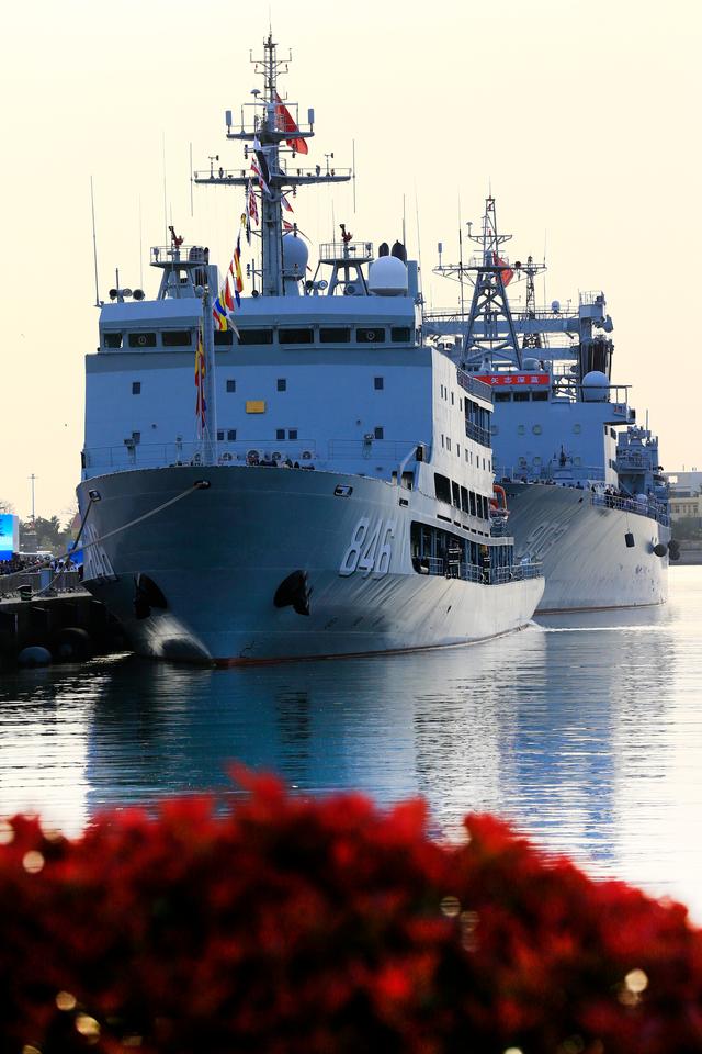 4月20日，青岛港3号码头4艘舰艇向社会公众开放。蒲海洋摄