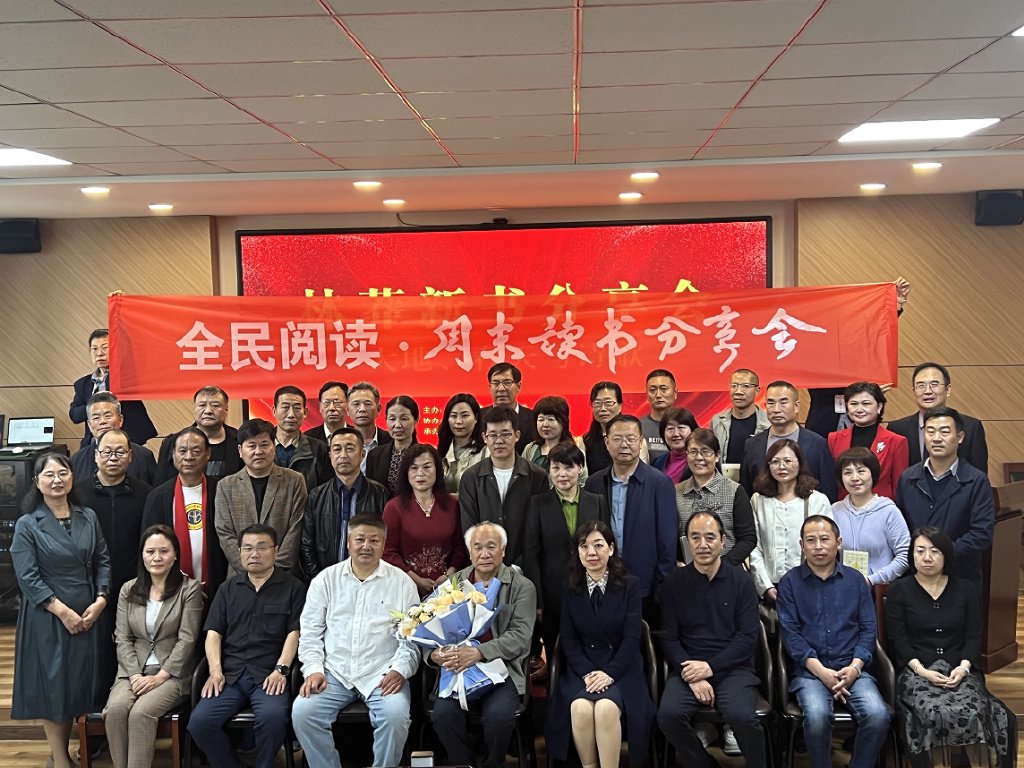 到场嘉宾合影留念