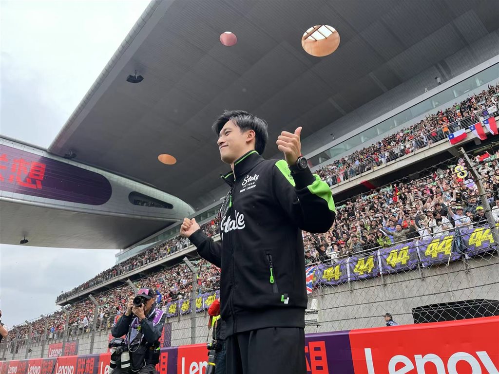 逾20万人见证周冠宇主场"首秀" 2024 f1中国大奖赛带来久违"速度与