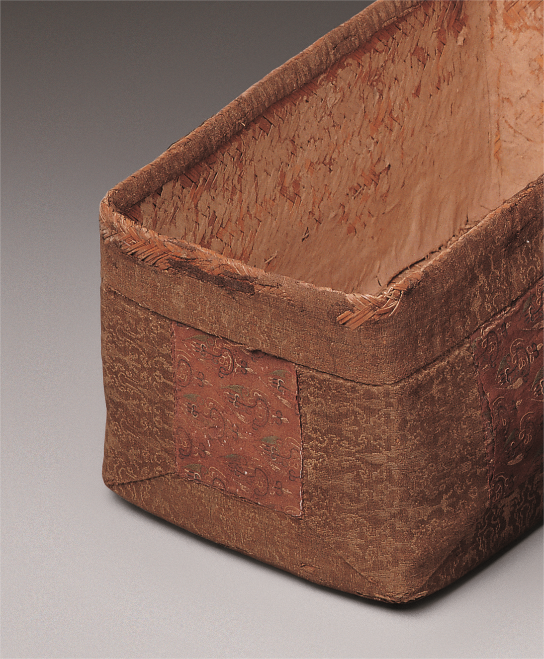 同时保证细针不从内层编织的缝隙中掉落又兼顾了外观的颜值既保证了