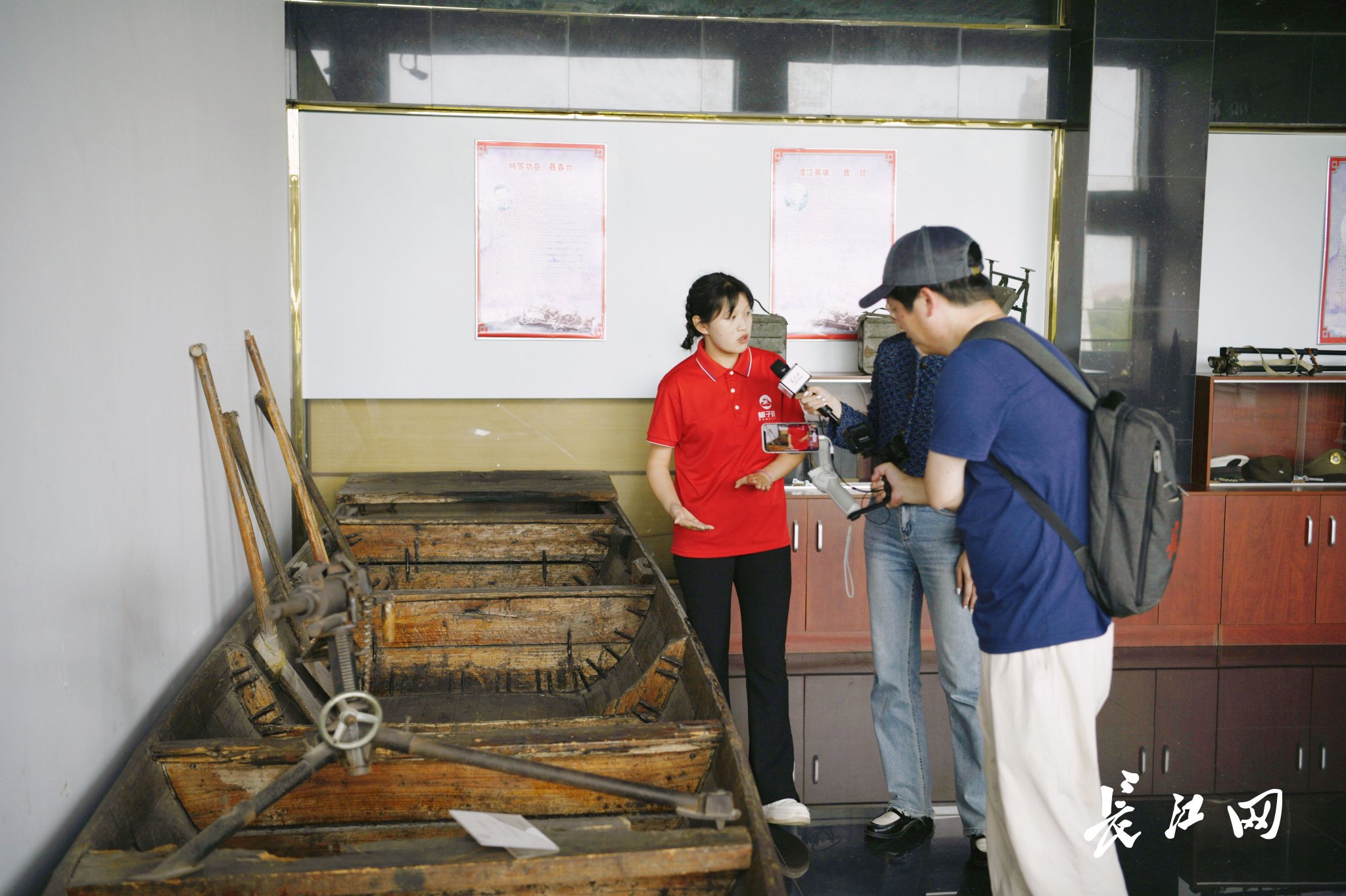 板子矶景区讲解员唐玲（左一）在直播中介绍小木船。长江网记者吕诗文 摄