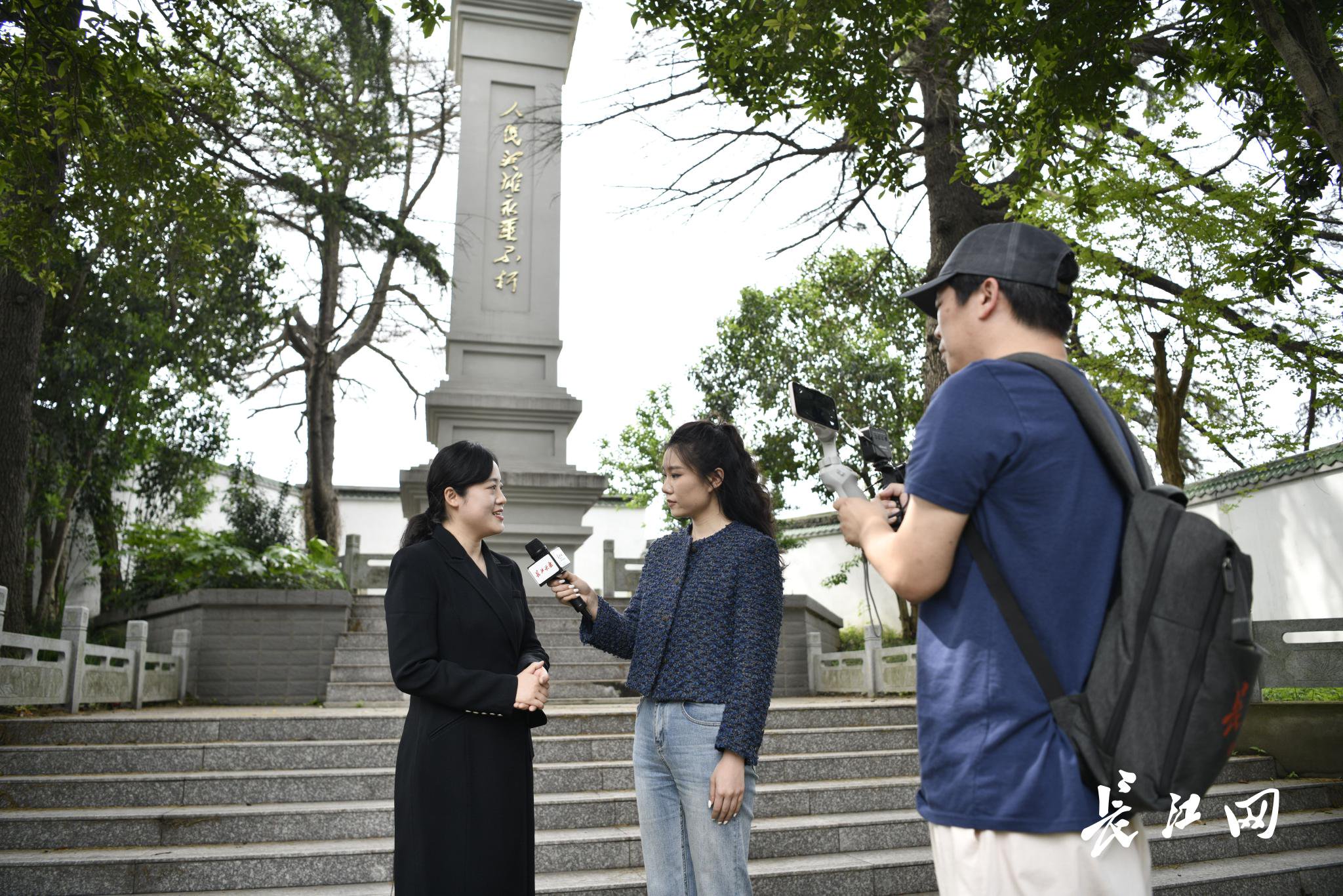 渡江战役纪念馆特级讲解员石慧（左一）在直播中讲述渡江战役的故事。长江网记者吕诗文 摄