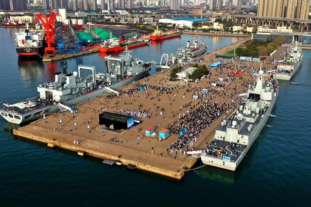 4月20日，青岛港3号码头4艘舰艇向社会公众开放。蒲海洋摄