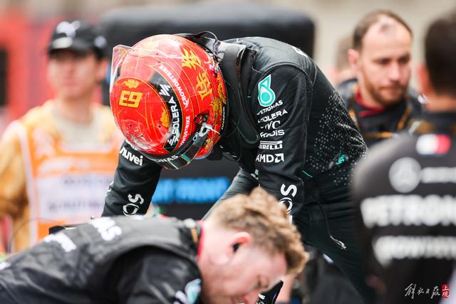 f1上海站第二个比赛日,观众玩起人浪