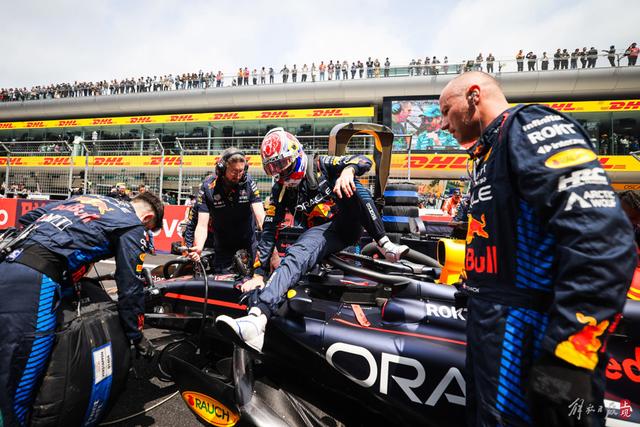 f1上海站第二个比赛日,观众玩起人浪