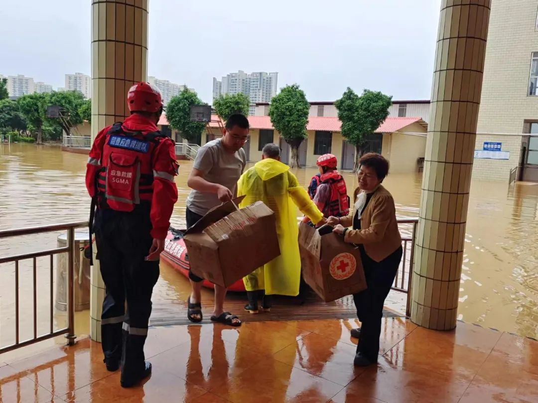 韶关市红十字会志愿者救援现场。熊恬 摄