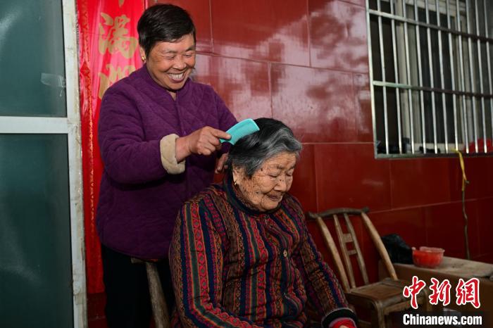 百岁老人邹秀珍和儿媳娄子英在一起。刘康 摄