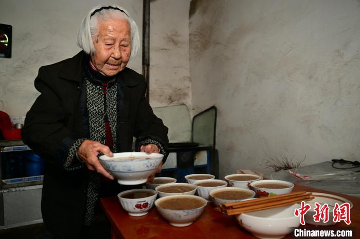 鞠兰英制作米茶招待客人。刘康 摄