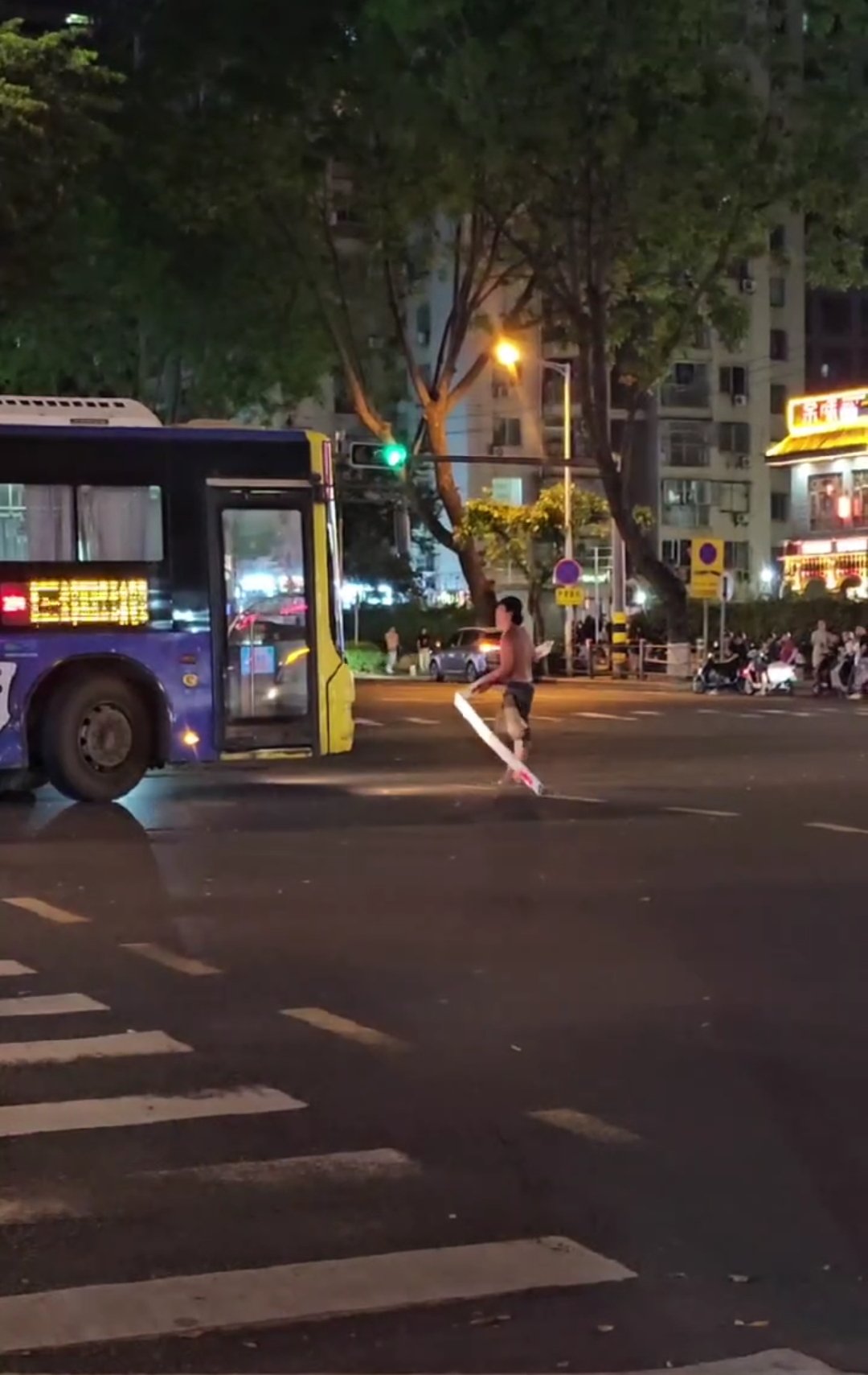 海口市龙华区慰问制服打砸男子的见义勇为市民和骑手