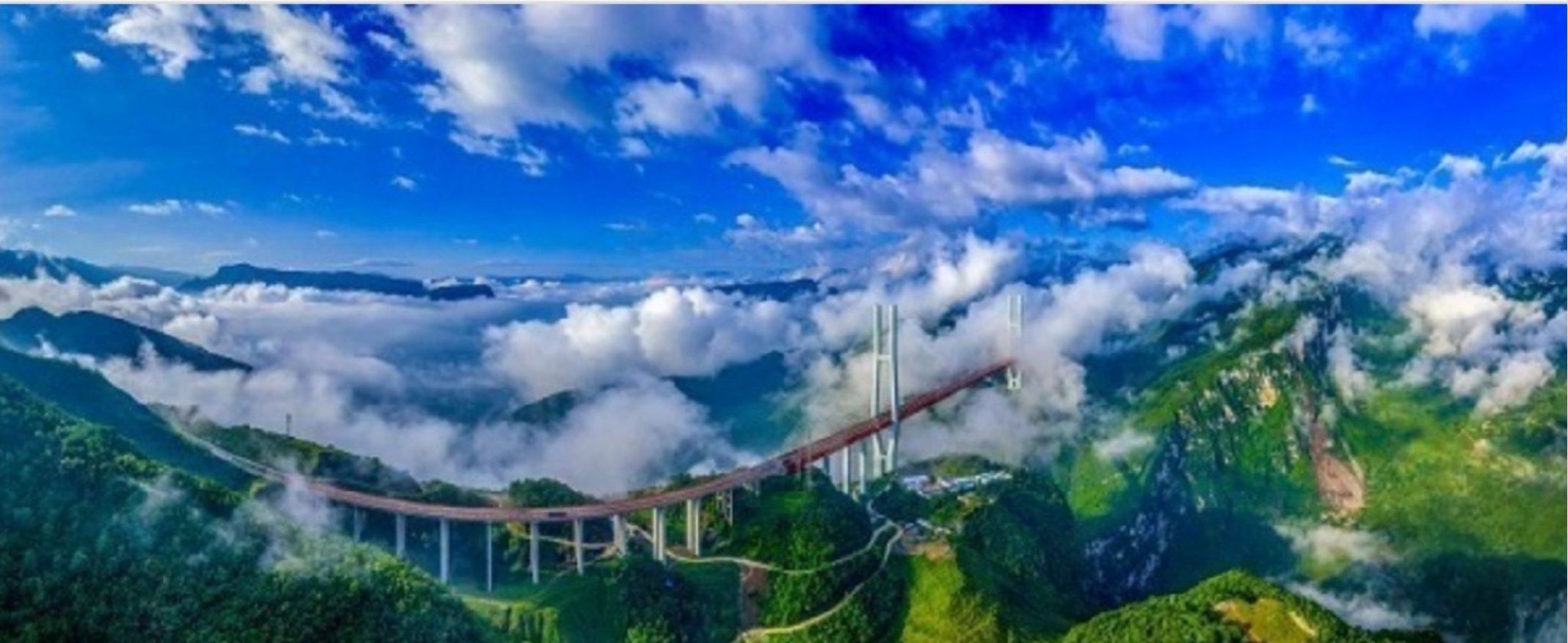 因路而兴的凉都六盘水,交通美景入画来 (聂康 摄)区位优势突出.