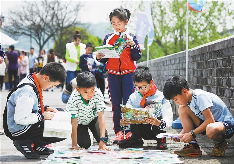 河北    图为4月20日,小朋友和家人在河北省石家庄书城儿童专区选购