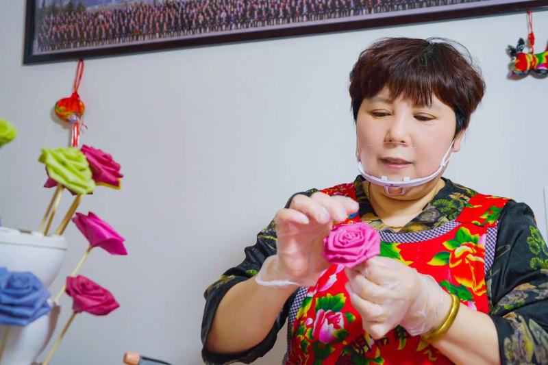 山东大姐把煎饼做出花:用七八斤煎饼做出十几米彩色山水画 用煎饼花摆