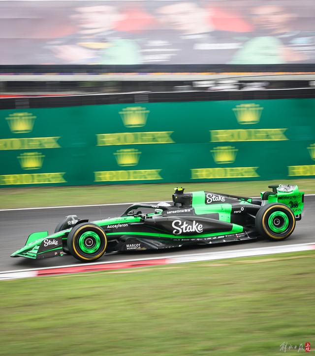 f1上海站第二个比赛日,观众玩起人浪