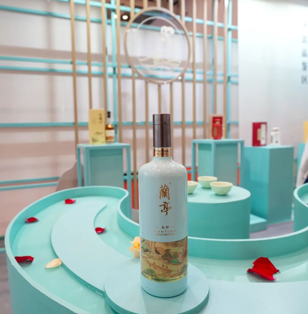 "河南省舞阳县贾湖遗址考古发掘,发现了世界上最早的酿酒坊,通过傅里