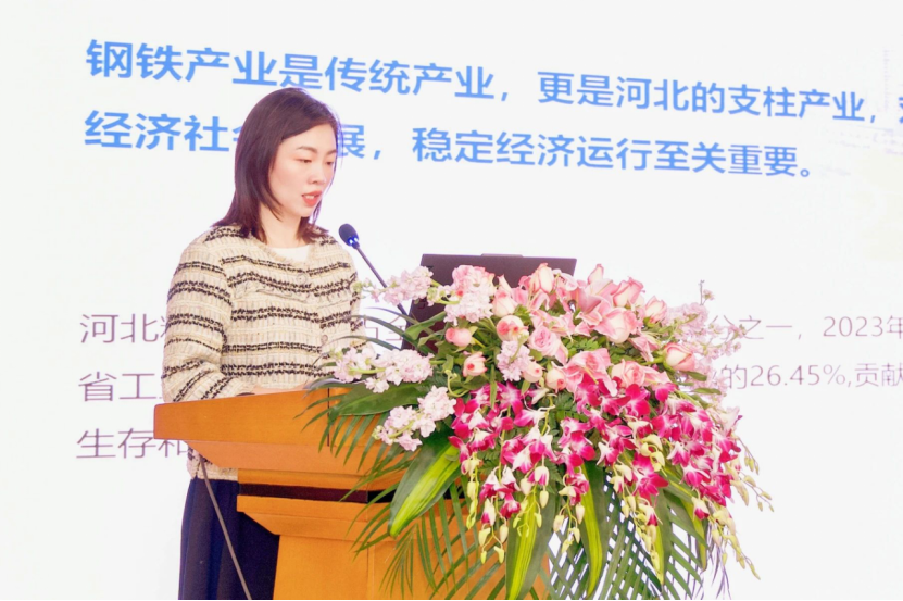 图为刘杨做报告中国电信工业主研院院长倪凌在做《以5g创新驱动钢铁