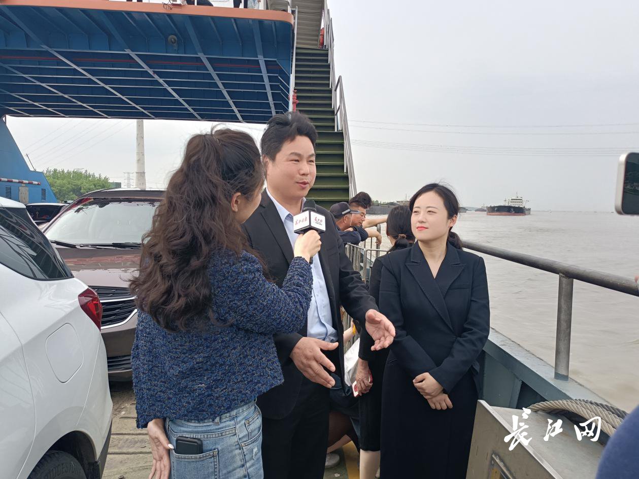 直播团队乘坐轮渡横跨长江。长江网记者吕诗文 摄