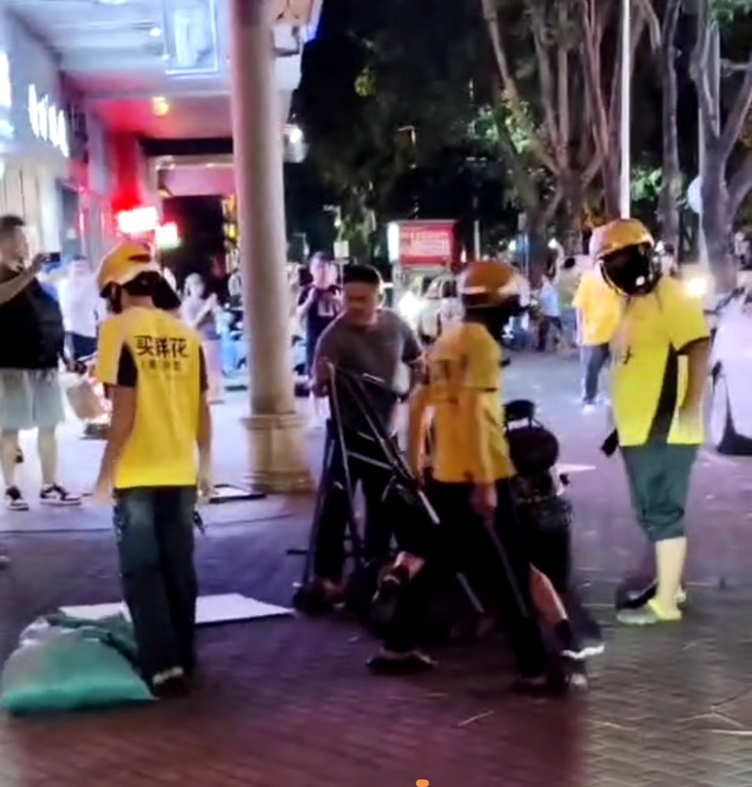 海口市龙华区慰问制服打砸男子的见义勇为市民和骑手