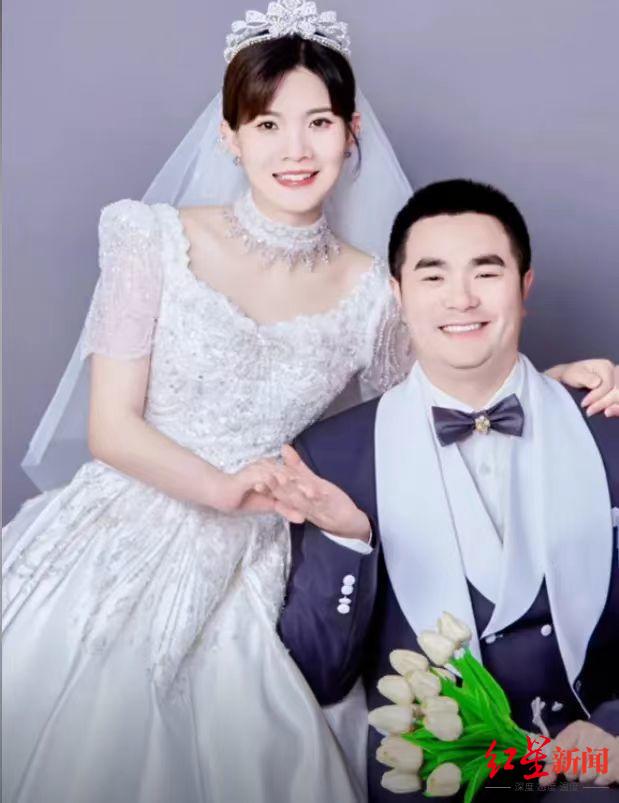 记者了解到,郑萍是重庆云阳人,两人经甘宇表哥介绍认识,相恋.