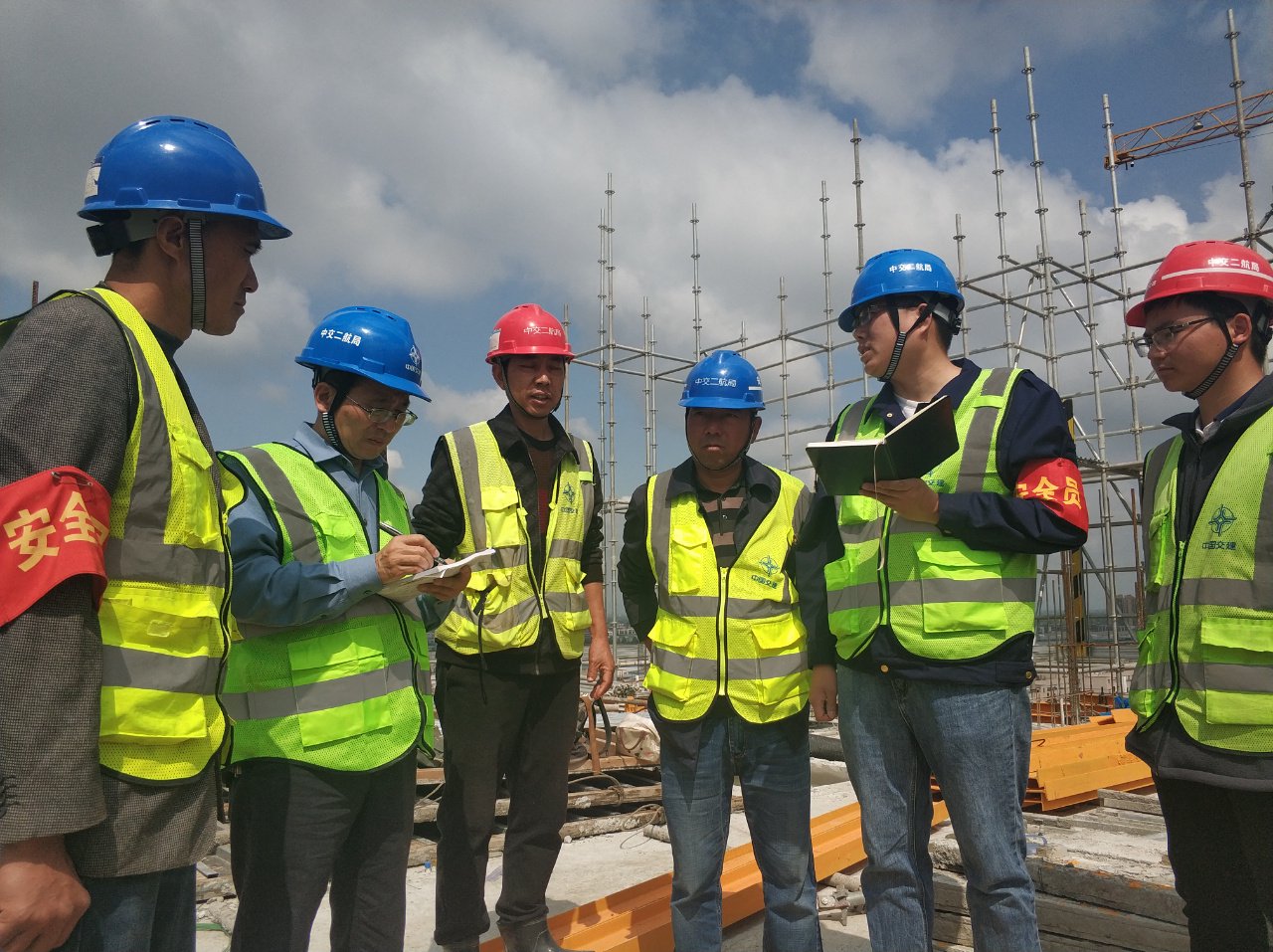 每天徒步5公里 他用脚步丈量工地安全|工人_新浪财经_新浪网