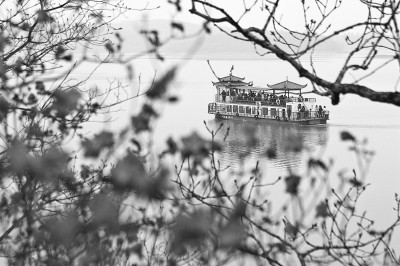 69694月20日,位于黑龙江省牡丹江市的镜泊湖风景区迎来一年一度的