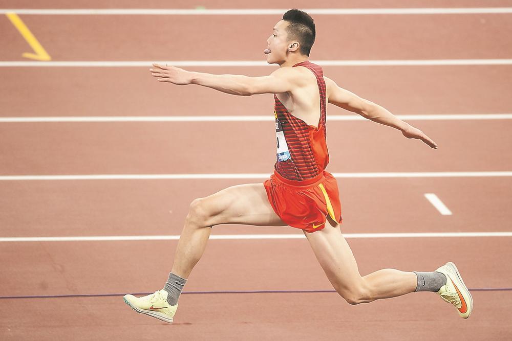 男子撑竿跳高决赛中,瑞典名将杜普兰蒂斯以6米24的成绩打破世界纪录.