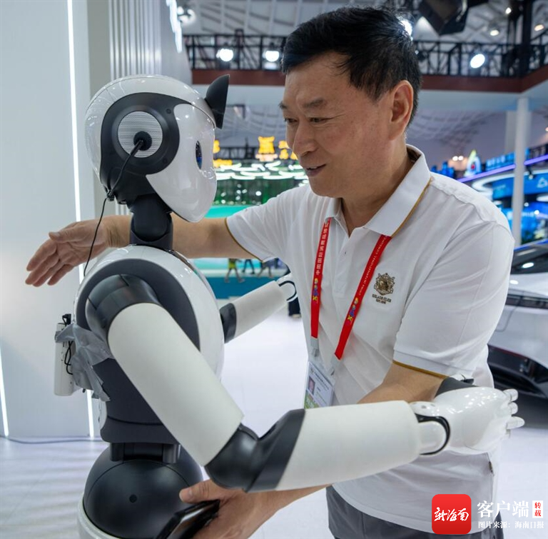 　消博会湖北馆的人形智能服务机器人和观众拥抱。记者 袁琛 摄