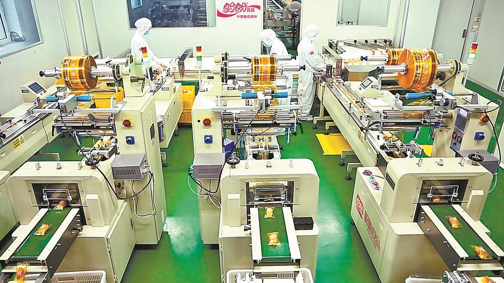 盼盼食品的包装车间在全国规模超万亿元的休闲食品市场,闽系企业占据