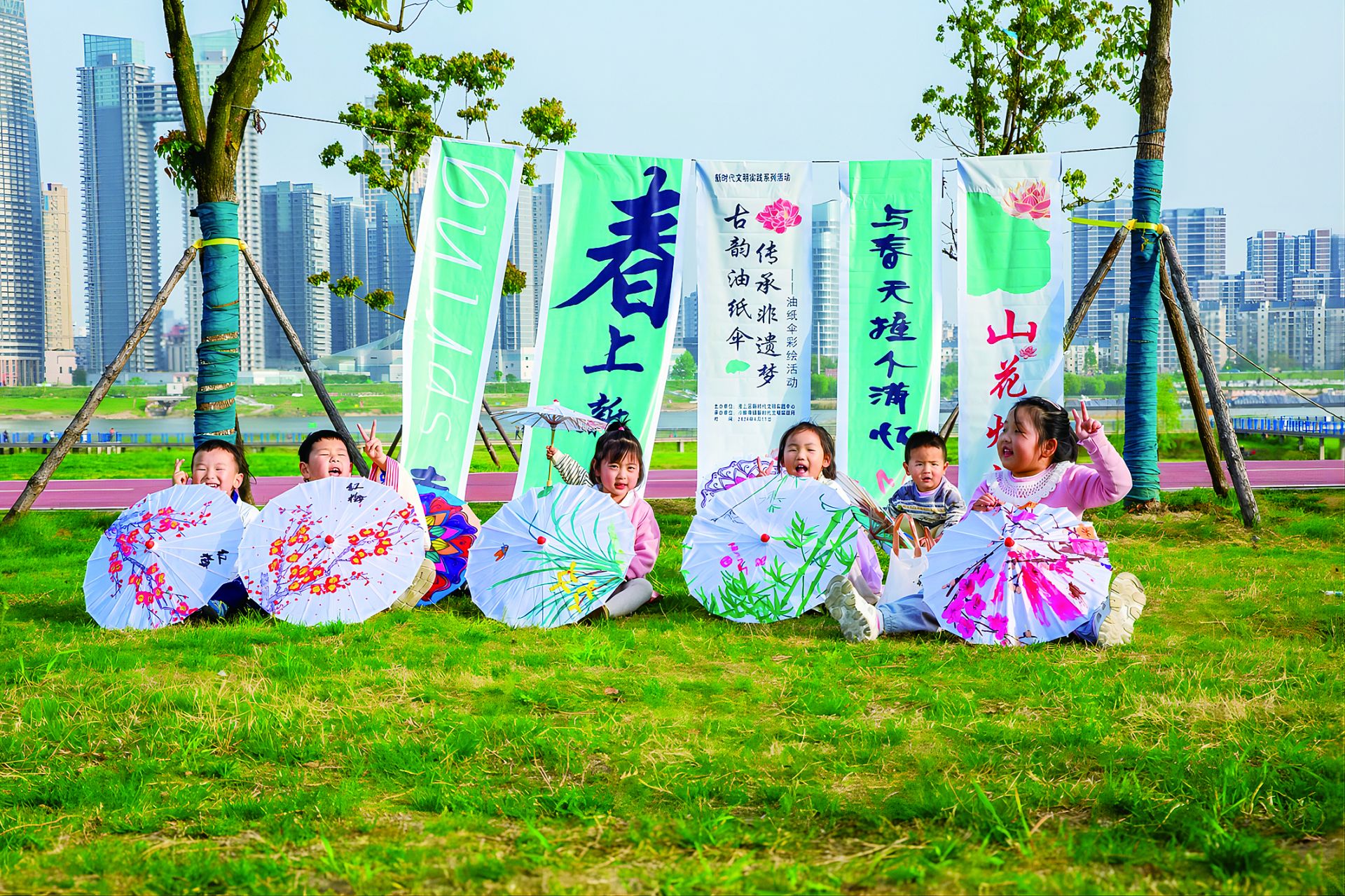 小蚌埠镇开展油纸伞彩绘活动