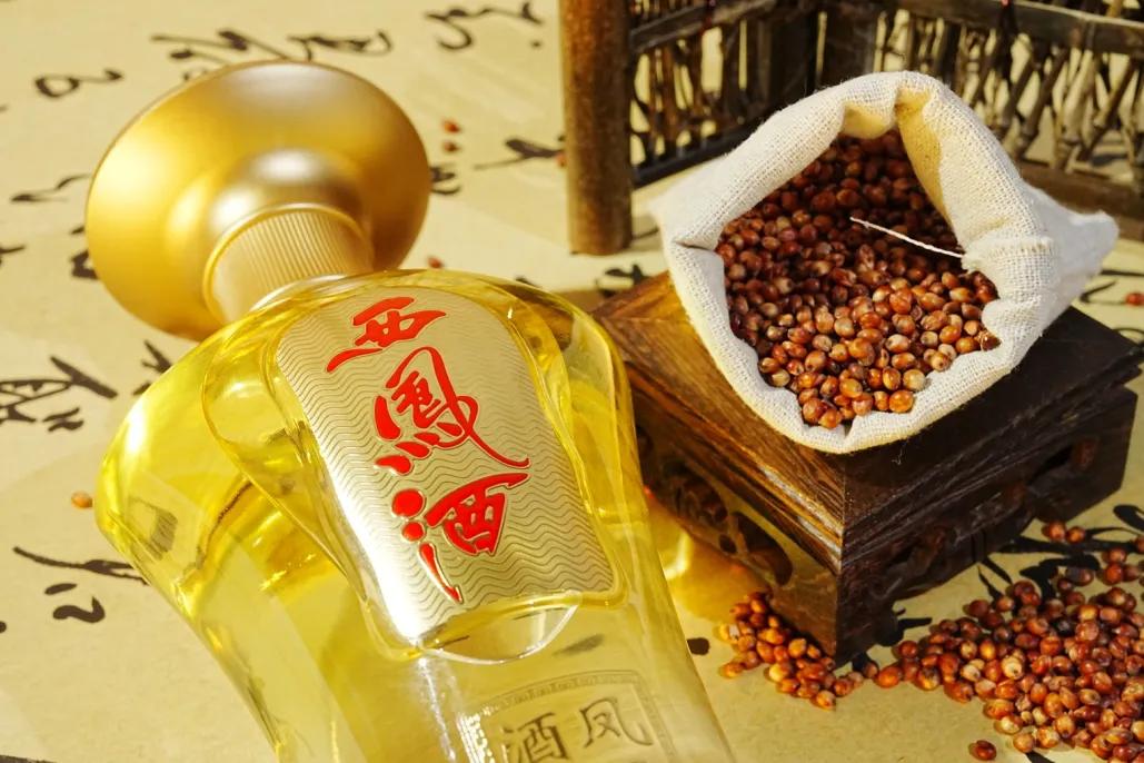 倒入杯中,酒花清澈透明,像珍珠一样散开,仿佛一件艺术品.